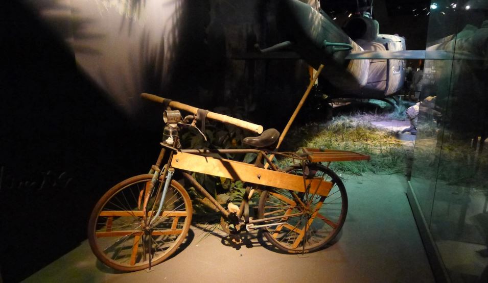 Đọc hiểu văn bản Chuyện chiếc xe thồ và kéo pháo ở Điện Biên Phủ vào mỹ thuật